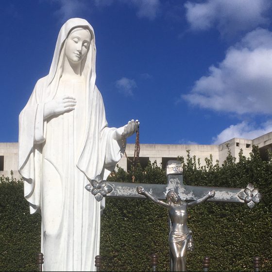 Figura Matki Bożej Królowej Pokoju